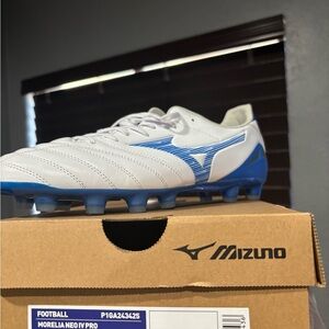 Mizuno Men's White and Blue Football Shoes